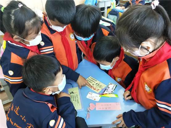 一群人看着小孩
描述已自动生成